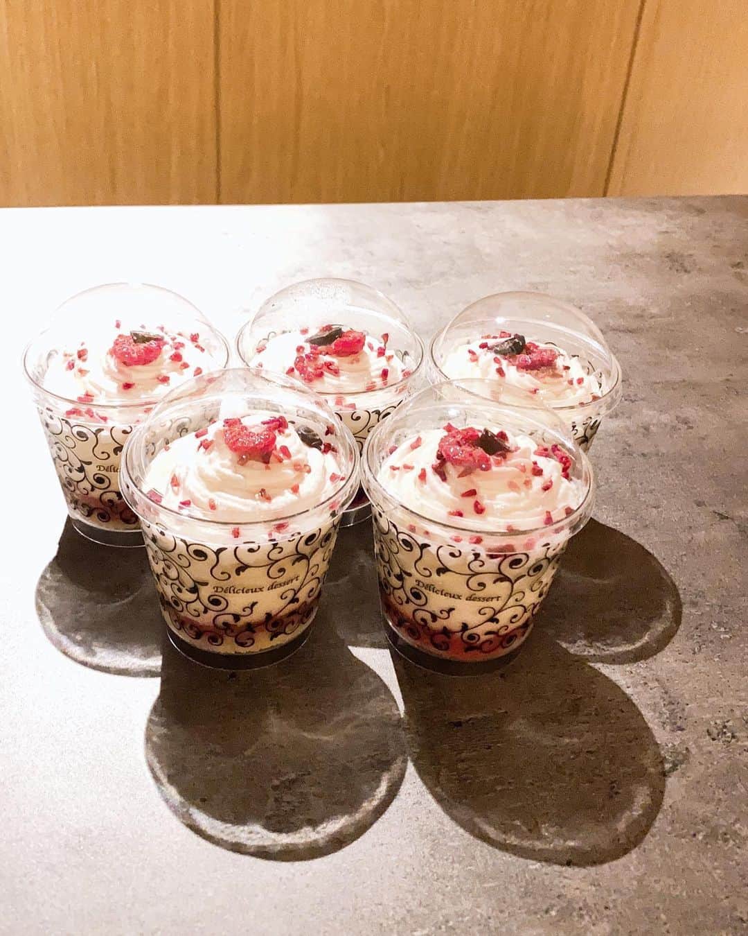 のインスタグラム：「Father’s day💓 - 家族で団欒 @shareeat_jp の美味しくて安心 最高にヘルシーなスウィーツをいただいたよ✨ - - 木苺の贅沢チーズケーキ🎂 - 低糖質だからダイエット中でも 食事制限中の人でも✨ みんなで楽しく食べれる💓 - - コクがあって後引く美味しさ！ 低糖質スウィーツってイメージだと 味がさっぱりして物足りない？かな？って 思ってたけど本当しっかり甘くてコクがあるの！ - 名前の通り贅沢チーズケーキ❤️ - - 主人もお父様も喜んでくれました✨ - - #shareeat #fathersday #healthy #sweets」