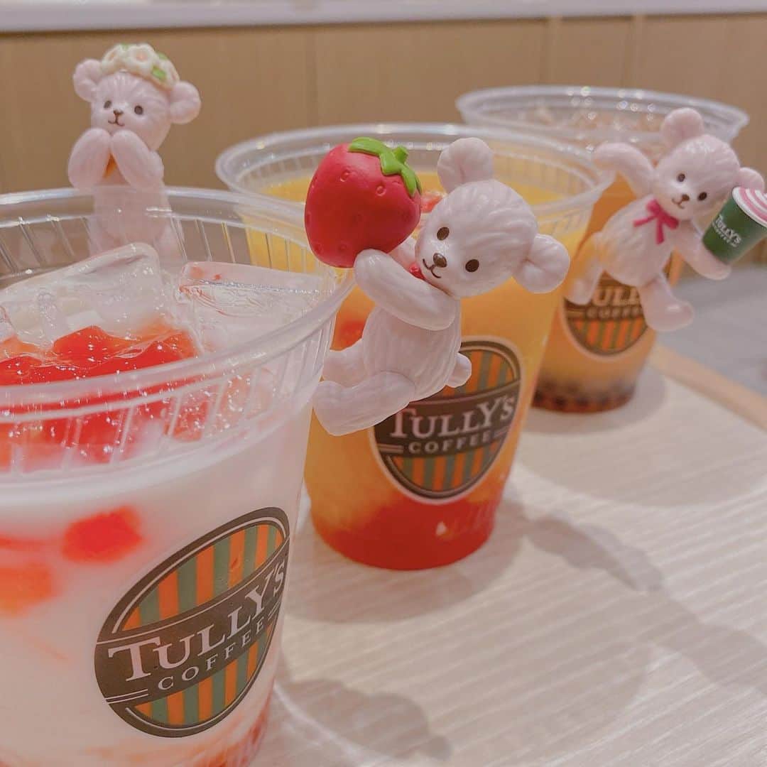SHIHORINのインスタグラム：「𓂃﻿ ﻿ フチベアフル🧸♡﻿ くま好きにたまらない🥺﻿ ﻿ 去年のクリスマスに出てた﻿ 第一弾も可愛くてgetしてたんだけど🎉﻿ ﻿ 第二弾はピンクのフチベアちゃんシリーズで﻿ いちご持ってたり花冠かぶってたり🌼﻿ 今回のも可愛すぎて🥺🧸🍓💕﻿ ﻿ 対象のドリンク🥤1杯につき1個なので﻿ 3杯🤣2人でシェアして飲んだよ😬(お腹たぷたぷ)﻿ 飲み比べして1番美味しかったのは﻿  #マンゴーナタデココ 🥭💕﻿ さっぱりしてて飲みやすかった💓﻿ ﻿ #tullyscoffee #tullys #fuchibearful #cafe #bear #ふちべあフル #タリーズ #タリーズコーヒー #カフェ #ドリンク #いちご #ベリー #マンゴー #マンゴードリンク #いちごドリンク #スムージー #ナタデココ #タピオカ #タピオカドリンク #フチベアフル #くま #くまさん #くま好き #🐻」