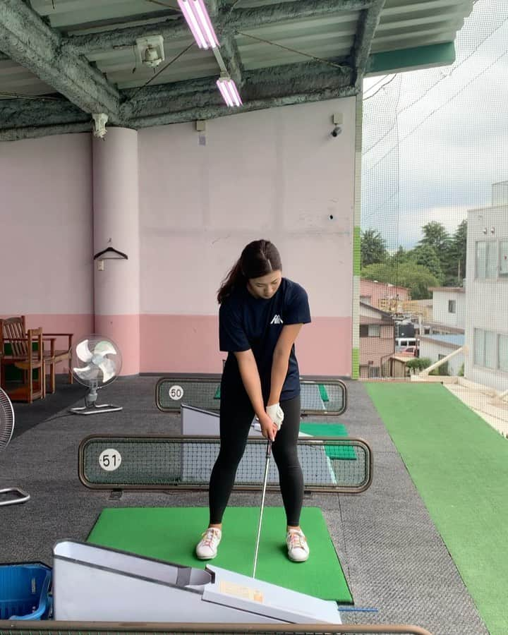 山口すず夏のインスタグラム：「・ 再現性を高められるように頑張っております🏌🏼‍♀️🏌🏼‍♀️🏌🏼‍♀️ 2枚目と３枚目は、スイングを意識してゆっくり振ってみた🙂 ・ #ゴルフ#ゴルフスイング#6番アイアン#再現性#反復練習#golf」