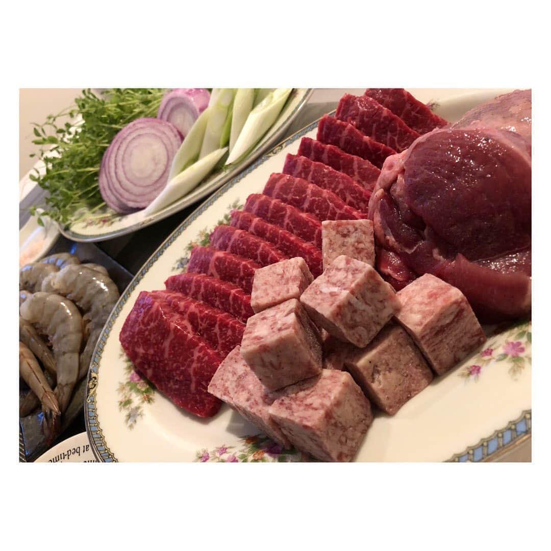 柳野玲子のインスタグラム：「まだ外食を控えているため、少し奮発して外食気分😋✨ 久々の焼き肉でした😍 #肉 #焼き肉 #おうちごはん」