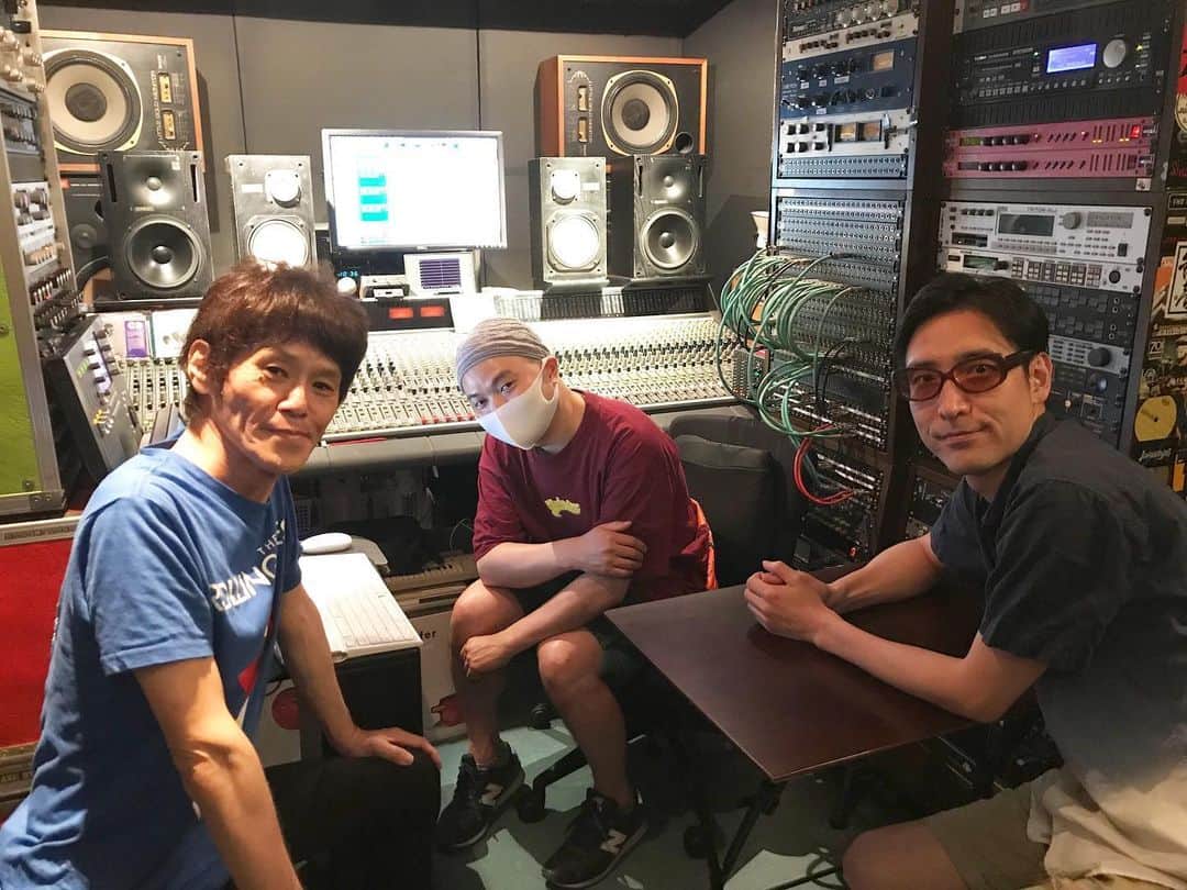 のインスタグラム：「ホフディラン+イリシッドツボイで都立大のリンキーディンクstudioでTD。ここはユウヒビールをツボイ君と一緒に作った本気で僕らのスタート地点。25年前にバックトゥーザフューチャー！もう感涙というか今って西暦何年！？という感覚。まさにデジャデジャブーブー、4分の100年過ぎて、こりゃー凄いことになってきたぞ。　#ホフディラン #ユウヒビール」