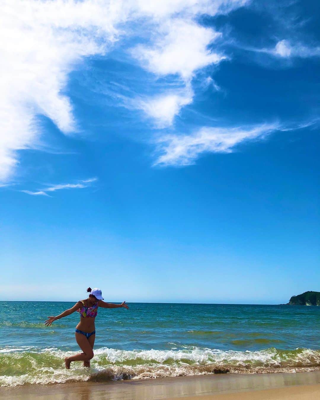エマ中岡優姫さんのインスタグラム写真 - (エマ中岡優姫Instagram)「夏〜！ 海〜！ 最高🤣 本当綺麗な海で 幸せ感じるし リフレッシュできたよ♪ てか私は海に行くのに タオルを忘れかけた友達に 「それ忘れちゃいけんやつじゃんー！🤣」 ってツッコミながら 海に到着すると わたしがタオルを忘れとったことに気付いて… 何も言えなかったw でもタオルなくても 乾いたしなんとかいけた🤣 てか誰も海に入ってなかった🤣  #海  #beach  #水着  #島根  #琴ヶ浜  #鳴き砂  #男の子ママ  #シングルマザー」6月22日 10時06分 - emma__yun