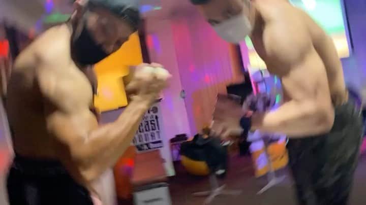 のインスタグラム：「こんにちは！ ・ 先週も皆さんご来店誠にありがとうございマッスル💪 ・ マッスル達はアルコールは飲まないので、基本的にこんな感じでプロテインを頂いておりマッスル😊 ・ マッスル達と一緒にプロテインで乾杯しましょう🙆‍♀️🙆‍♀️ ・ 良質な筋肉の維持、増強にご協力宜しくお願いしマッスル🙇‍♀️✨ ・ では、本日も19時よりお待ちしておりマッスル💪♫ ・ ーーーーーーーーーーーーーーーーーーーーー  北新地マッスルバー 大阪市北区堂島浜1-3-22 堂島タウン2F Tel:06-6344-8878  マッスルバーのブログ 北新地マッスルバーの筋肉生活 http://s.ameblo.jp/muscle-bar/  マッスルバーYoutube https://m.youtube.com/channel/UCSPbrv11kZU-I6NkllH489Q  #おはよう朝日、#あさパラ、#よーいどん、#エンカメ、等 ーーーーーーーーーーーーーーーーーーーーー #イケメン #マッチョ #筋トレ #北新地 #マッスルバー #スポーツバー #プロレス #総合格闘技 #ボディビル #フィジーク #ベストボディ #SSA #NPCJ #ワークアウト #トレーニング女子 #アルプロン #プロテイン #マイプロテイン #ifbb #shredded #インスタ映え」