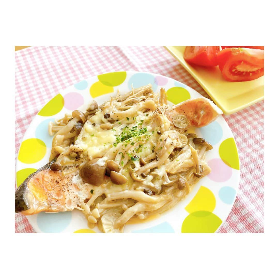 彩香さんのインスタグラム写真 - (彩香Instagram)「＊ #さいカフェ ○鮭ときのこの包み焼き ○野菜(トマト) 食材は全部#ヒロロ の#さとちょう 👍🏻✨ クッキングシートで包み焼きをしまして、お皿に移すために持ち上げたらなんと破れてしまい、そのままお皿に盛ることに…笑😅 味はバッチリ美味しくできました🙏🏻💕 ＊ ＊ ＊ #ヒロロ#駅前#弘前#hirosaki#朝#朝ごはん#朝食#morning#breakfast#ブレックファースト#朝活#今日の朝ごはん#カロリーオフ#ヘルシー#健康#栄養バランス#ヘルシーメニュー#青森県産#美味しい食材#おうちごはん#おうち時間」6月22日 10時09分 - saika_ringomusume