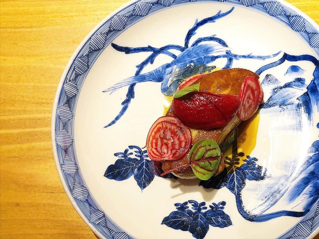 乾雅人のインスタグラム：「Kotaro Hasegawa DOWNTOWN CUISINE@新御徒町 有志で制作しているYouTube「人気シェフのうちレシピ」＃01を飾ってくれた長谷川シェフのお店、撮影で伺ったものの、料理をいただくのは実は初めて。 お店は日本で2番目に古い商店街と言われている佐竹商店街に…まずは立地に驚く。 有名な国際料理コンクールで日本代表を務めた長谷川シェフはここのご出身とのこと。 この日は先客が2組。どちらもシルバーグレーのご夫婦…なるほど、こういう世代の食通にも愛されているレストランなのか。 全ての料理に参った。家に帰ってからも余韻が醒めやらず。ご夫婦のお人柄も最高。 これは予約困難になるのも頷ける。 #kotarohasegawa #新御徒町」