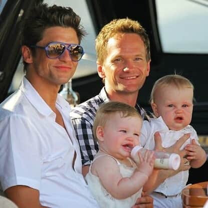 ニール・パトリック・ハリスのインスタグラム：「Happy Father's Day to these amazing dads! 🥰 Did a throwback this Father's Day. Can't believe those babies are going to be 10 years old this October! ❤ #neilpatrickharris #davidburtka #nph #db #tagsforlikes #actors #lovethem #handsome #actors #chef #repost #throwback #gideonscott #harpergrace #twins #couple #husbands #papa #daddy @nph @dbelicious 💚💚」