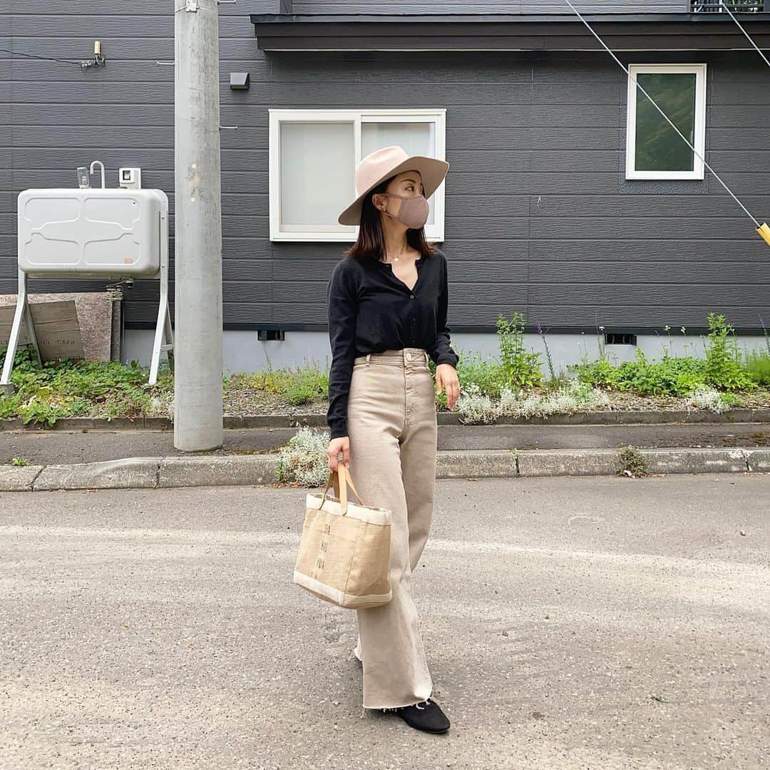 のインスタグラム：「・ 最近寒すぎる札幌。 マスクの色のトーンも合わせてみました。 ・ ・ ・ ハット　@azulbymoussy_official  トップスとして着たカーディガン　@gu_global  パンツ　@zara  マスク　@reedit_official ・ ・  #ママ#ママコーデ#ママファッション#code #ootd#outfit#mamagirl#北海道ママ#札幌ママ#三児の母#お洒落さんと繋がりたい#プチプラコーデ#今日のコーデ#ママライフ#ロカリ#スナップミー#mineby3mootd#ponte_fashion#4yuuu#きょコ#今日の服#大人カジュアル#主婦#男の子ママ #ビュースタグラマー#mamagirl_sugotoku」