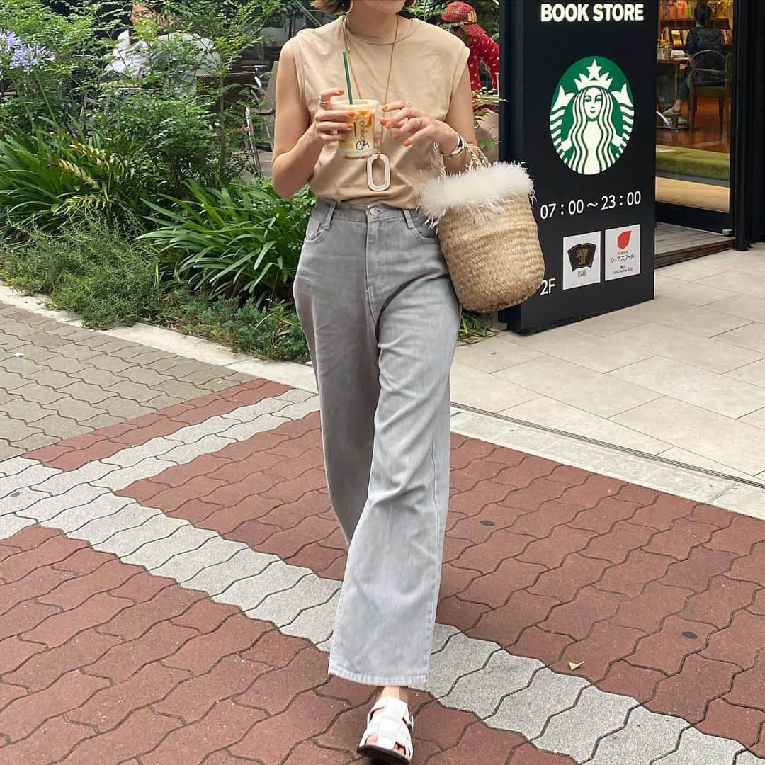 美生のインスタグラム：「阪急うめだ本店で開催中の﻿ @alan_hills_japan のPOPUPSTOREへ♡﻿ ﻿ Kaoriさんとおそろいのフェザーbagを持って﻿ 家族で行ってきました♡﻿ ﻿ 持ってるアイボリーは﻿ POPUP先行販売中だそうです♡﻿ ﻿ どんなお洋服にもあうし﻿ めちゃめちゃお気に入り🕊﻿ ﻿ ﻿」