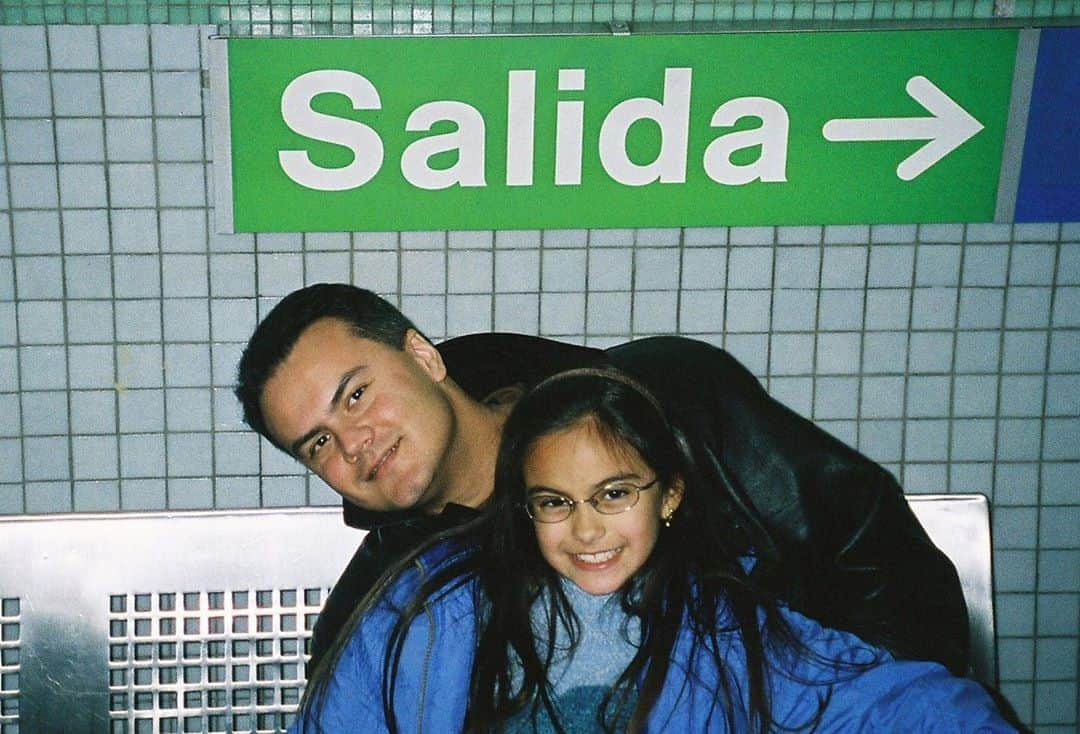 カミラ・メンデスさんのインスタグラム写真 - (カミラ・メンデスInstagram)「te amo papi. lucky to have a dad as cool and smart as you 👨‍👧💞 dads aren’t exactly my demographic but if you’re a dad who follows me, happy father’s day my dude. crack open a cold one for me.」6月22日 8時51分 - camimendes