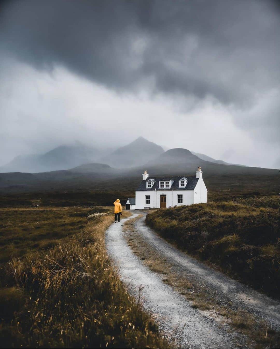 FOLKのインスタグラム：「If you could live anywhere in the world where would it be? Photo by @rannvajoensen」