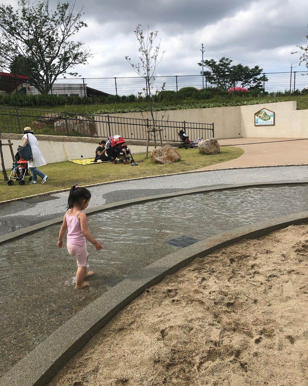 滝川その美さんのインスタグラム写真 - (滝川その美Instagram)「生駒山遊園地へ行きました。 娘は初めての生駒山遊園地🎡  新しく遊園地内にイタダキというプレイパークが出来てました！！ アスレチックあり水遊びありで今の季節最高の遊び場！ 遊園地と併設してるなんて最高過ぎる東京にもあれば良いのに❗️ #生駒山遊園地 #itadaki #想定外の水遊び #どうしましょう #着替えがないのに #入ってしまった #息子は濡らさないように努力してくれた #さすがお兄ちゃん #娘は身長制限で乗れない物が多くて涙 #息子はなんでも乗れるお兄ちゃん #4歳差 #兄妹」6月22日 8時54分 - iam_sonomi_official