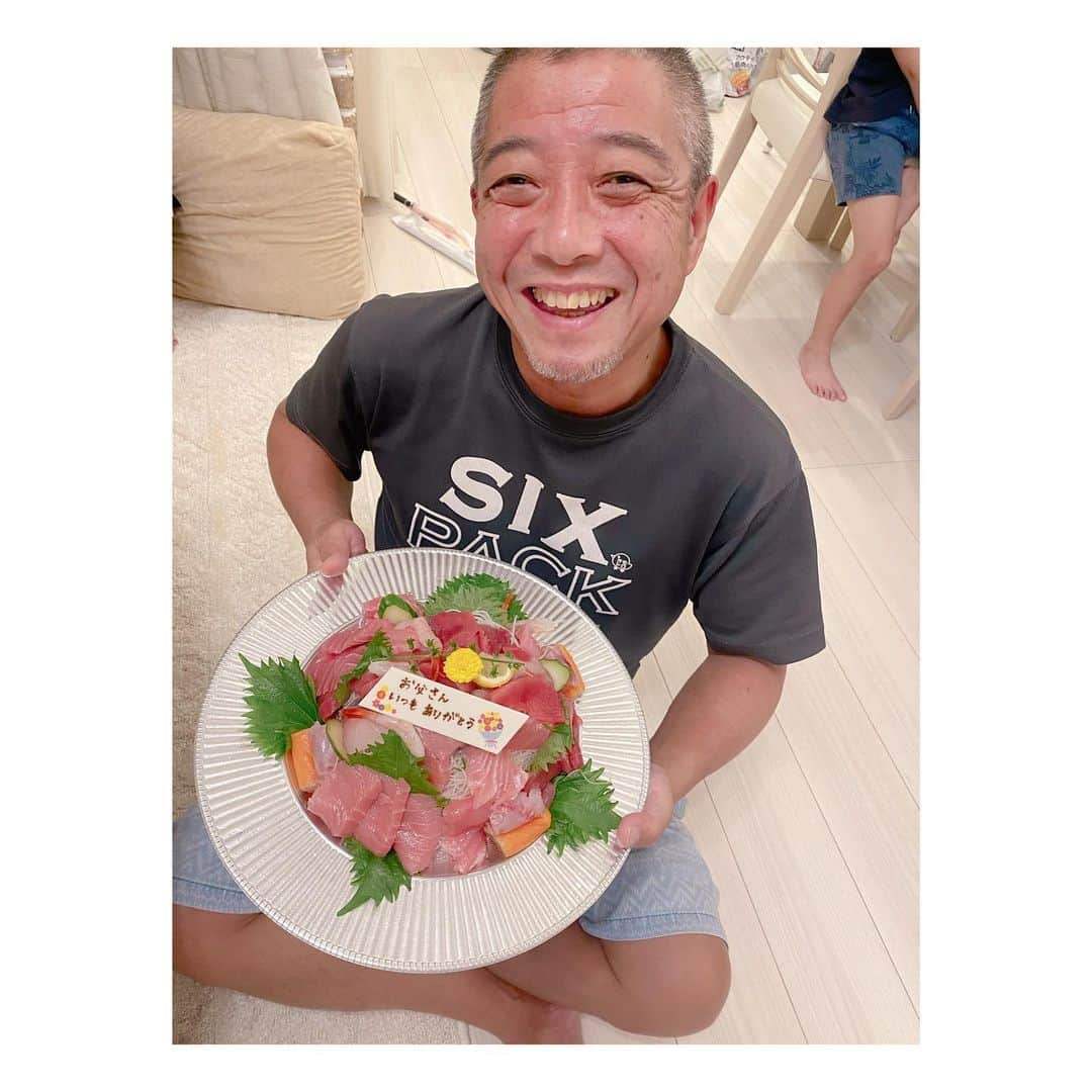 辻希美さんのインスタグラム写真 - (辻希美Instagram)「もちろんジジにも。😊💕" 大好きなお刺身でケーキ🎂っぽく作り…文字Tシャツが好きなジジにはエガちゃんTシャツをプレゼント🎁しました❤️✨笑。  #父の日 #ジジ #いつもありがとう #🙏💕 #これからもずっと元気でいてね #❤️」6月22日 8時54分 - tsujinozomi_official