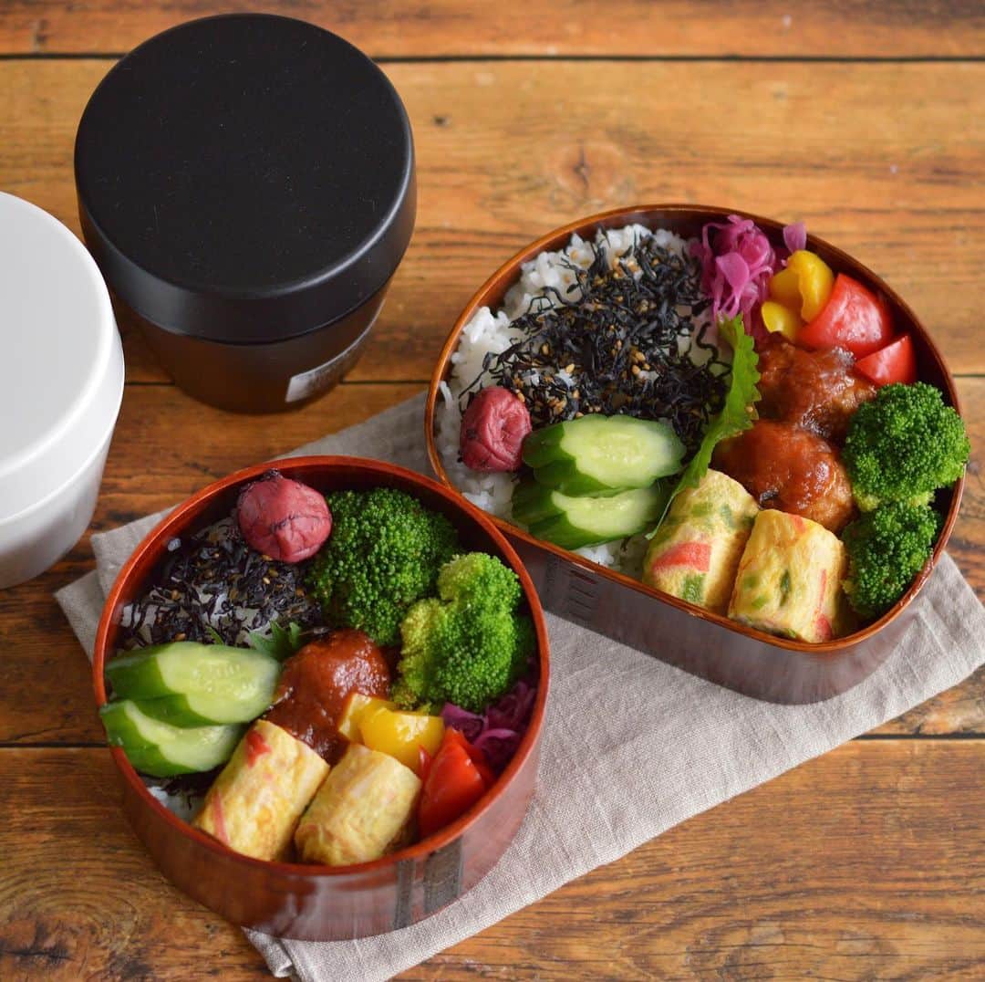 yukiyoのインスタグラム：「2020.6.22* ・ 今日のお弁当 ・ ひじきふりかけと梅干しご飯 カニカマとネギ入り玉子焼き ハンバーグ ブロッコリー 紫キャベツマリネ パプリカピクルス ・ ・ 昨日は一人で安達太良山に ・ 凄く身体が軽く楽なハイクだったんですが 今朝起きても軽い筋肉痛程度で心地よい。 いつの間にか肺活量・筋肉量ともに増えていたんだなぁ ・ 走っていたから？ マツコさんのテレビ見て影響され プロテイン飲んでいたから？ ・ ・ #両方か #ちなみに体重は減っておりませんw ・ ・ #お弁当 #obento #bento #lunch #lunchbox #onthetable #japanesefood #暮らし #曲げわっぱ #lin_stagrammer #ロカリ #おうちごはんLover #マカロニメイト #IGersJP」