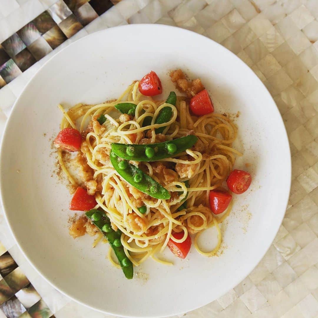 ポジリポのインスタグラム：「今週のおすすめピッツァ、パスタのご案内です ・ ・ 〜Weekly Pasta〜 【海老ラグーとスナップエンドウのスパゲティー】  フライパンで玉ねぎのソフリットとエビをコトコト煮込んで海老ラグーに。海老の風味と、スナップエンドウの食感が美味しい彩り豊かな一皿です。 ・ ・ 〜Weekly Pizza〜 【リピエーノ レッタンゴラーレ】 豚頰肉の塩漬けと糸満産そら豆と枝豆、リコッタチーズのリピエーノです。 レッタンゴラーレはイタリア語で『長方形』って意味。リコッタチーズは塩気のある素材にプラスするとコクと旨味が増幅するんです。是非お召し上がり下さい。 #地域共通クーポン沖縄」