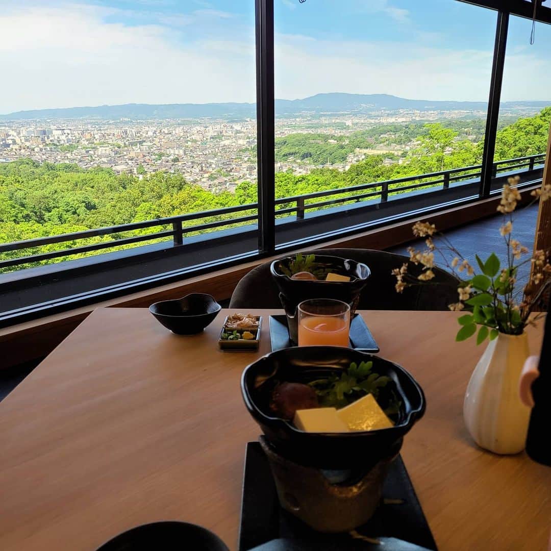 今堀恵理さんのインスタグラム写真 - (今堀恵理Instagram)「奈良にオープンする  @ando_hotel_narawakakusayama  さん  に宿泊して メインダイニング「TERRACE 若草山」でDinnerと朝食を食べましたよ  夕暮れから日が落ちていく変化を眺めながら奈良の素材をベースにしたお料理を味わえます  朝は鶯谷の鳴き声と共に頂くリフレッシュできる朝食でした 朝風呂と朝食で１日の始まりで気分爽快  こちらは 東大寺、五重搭、新日本三大夜景に認定された夜景を望む事が出来ます  私はここで @izumi.hakamata  ちゃんと17まLiveしたよ❤️楽しかった～　みて下さった方々ありがとう  #andohotel #若草山の夜景 #和食 #旅女子  #naratrip」6月22日 9時11分 - eriimahori