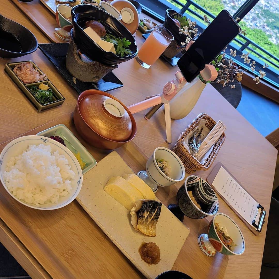 今堀恵理さんのインスタグラム写真 - (今堀恵理Instagram)「奈良にオープンする  @ando_hotel_narawakakusayama  さん  に宿泊して メインダイニング「TERRACE 若草山」でDinnerと朝食を食べましたよ  夕暮れから日が落ちていく変化を眺めながら奈良の素材をベースにしたお料理を味わえます  朝は鶯谷の鳴き声と共に頂くリフレッシュできる朝食でした 朝風呂と朝食で１日の始まりで気分爽快  こちらは 東大寺、五重搭、新日本三大夜景に認定された夜景を望む事が出来ます  私はここで @izumi.hakamata  ちゃんと17まLiveしたよ❤️楽しかった～　みて下さった方々ありがとう  #andohotel #若草山の夜景 #和食 #旅女子  #naratrip」6月22日 9時11分 - eriimahori