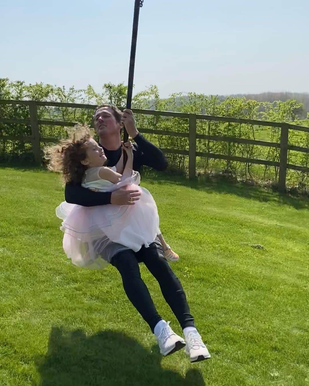 リヴ・タイラーさんのインスタグラム写真 - (リヴ・タイラーInstagram)「Tending to his garden @davidgardner happy happy daddy’s day. Thank you for your love 💕」6月22日 9時03分 - misslivalittle