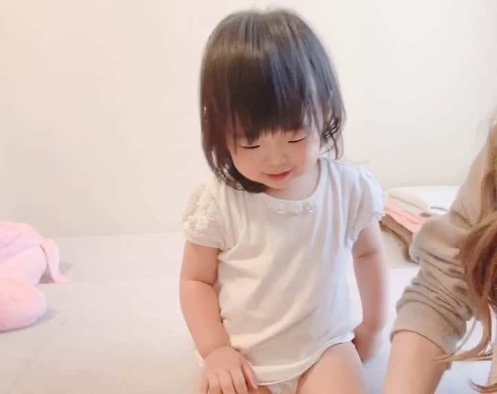 のインスタグラム：「... . 絵本大好きまん👧🏼🎀 上手に読めるようになったね〜(ˊᵕˋ⑅)♡♡♡ . 上手〜とかすご〜い❤︎って言うと自分で パチパチするのが可愛い🤣♡ . この前動画撮り忘れたけど、1人で踊りながら お歌歌って1人ミュージカルしてた﹏🤣♡♡♡ . あーちゃん！まーま！ぱーぱ！らんちゃん！ ◯◯くん！っていつも元気に言ってくれたり 母ちゃんとっても嬉しいよ〜🥺❤︎ . あかりと2人っきりで過ごせる時間も 後少しだから、毎日をとにかく大事に何もかも あかりの為に使って、笑って過ごしたい☺️♡ . 怒る場面もあるし、フリーズするくらい え？なんじゃそれ。って何もかもが イヤイヤ〜！！ってぐずったりもするけど そんな事も数分後には笑い飛ばせるくらい 愛くるしいから、子どもって凄いなぁ(ˊᵕˋ⑅)♡ . 怒った後反省してからは、泣きながら だっち〜🥺♡って来たり、わりと詐欺師🤔(笑) . そしてすぐ引っかかる人🙋‍♀️ちょろい母ちゃん。 . . ………………………………(♡)……………………………… .」