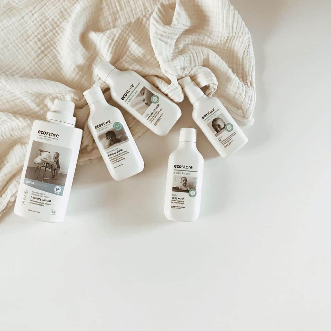 yuiのインスタグラム：「ecostore for baby. 以前から愛用してるecostore.  ランドリーリキッドやバスグッズなどベビー用もいろいろ買い足しました◎ むすめの洗濯物は今のところ大人のとは分けて洗ってますが、これっていつまでやり続けたらいいんだろ...🙄 梅雨真っ只中だけど、最近はお天気良くて、洗濯日和おさんぽ日和で嬉しい🌿」
