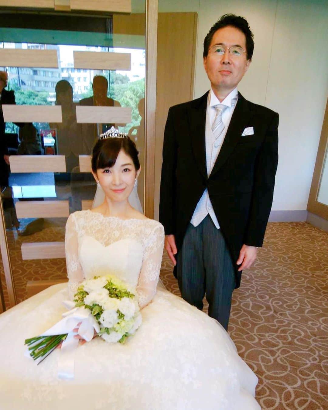 のインスタグラム：「Happy Father’s Day to all the special guys🤵🏻✨・ ・ 父の日でしたね^ ^ 挙式前に緊張している夫に向かって「リラックスリラックスー👍🏻！」と言っておきながら肝心のバージンロードでは自分が緊張しちゃって踏み出した足を戻して謎の動きを披露した父。笑  お父さんかわいい！と友人達が言っていたな😆・ これからもチャーミングで元気で◎  夫には消臭靴下をプレゼント🧦🎁・ 夏のお供に^ ^ ・ ・ ・ ・ #happyfathersday #fathersday #fatheranddaughter #familylove  #thanksdad #父の日 #記念写真 #父と娘」