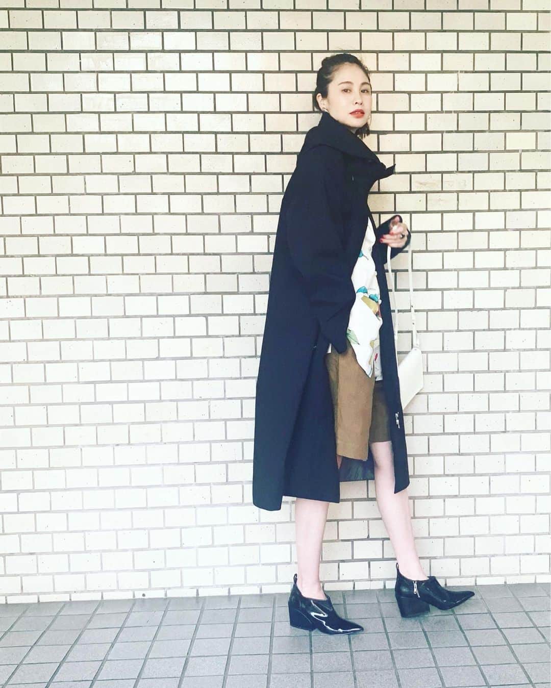 二ノ宮和佳子のインスタグラム：「Rainy Day Style @spurmagazine ﻿ ﻿ Outer : @descente_allterrain for @aewen_matoph ﻿ Shirt : vintage﻿ Shorts : @aton_tokyo ﻿ Bag @nanananaofficial ﻿ Shoes @cheapmonday ﻿ ﻿ アウターは、デサント オルテライン メンズのハードシェルジャケットをベースに、着丈を伸ばし、眩しいオレンジのネームなどなど、イウエンマトフが別注をお願いしたコート﻿ スポーティながら、タウンウェアとしても着れる洗練されたムードが魅力﻿ 機能的で軽く、遮熱効果や防水性があるので、この時期の雨の日に本当に重宝しますよ﻿ 私は、カジュアルに着ましたが、ワンピなど甘いコーデにも合いそう！  そして、Beigeもオススメ﻿ 男性も着れちゃうサイズ感ですよー‼︎ ﻿ ﻿ #descendant #allterrain #aewenmatoph #イウエンマトフ #aton #cheapmonday #nananana」