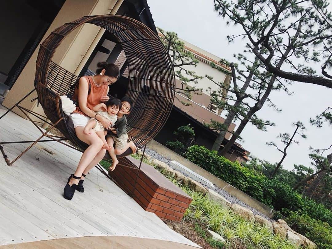 ジュジュのインスタグラム：「今回父の日旅行で選んだのは あわじ浜離宮の別邸"takumi" . 全てが最高の宿でした🤍 . とにかくロケーションが素晴らしい🗣 . 芝生からの海が気持ち良すぎて子供達もおおはしゃぎ♡ #絶対又来る . なんせ昼間は友達とBBQから飲み続けていた父は、デザートプレートが運ばれて来た時には実は白目の泥酔で半分寝てた。爆 . いつも家族の為に本当にありがとう♡ . 最近本当にお疲れ気味やった父さんやから旅行とっても喜んでくれて大成功✌️ . . #父の日 #今年は特別 #mgtfamday」