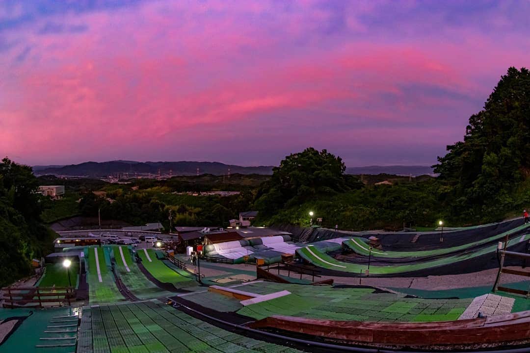 のインスタグラム：「Sunset @osakakings . 昨日の夕方は真っ赤で綺麗だった。 この時間帯の大阪KINGSは涼しくて綺麗でとても良い。 #大阪KINGS  #夕日 #sunset #photography」