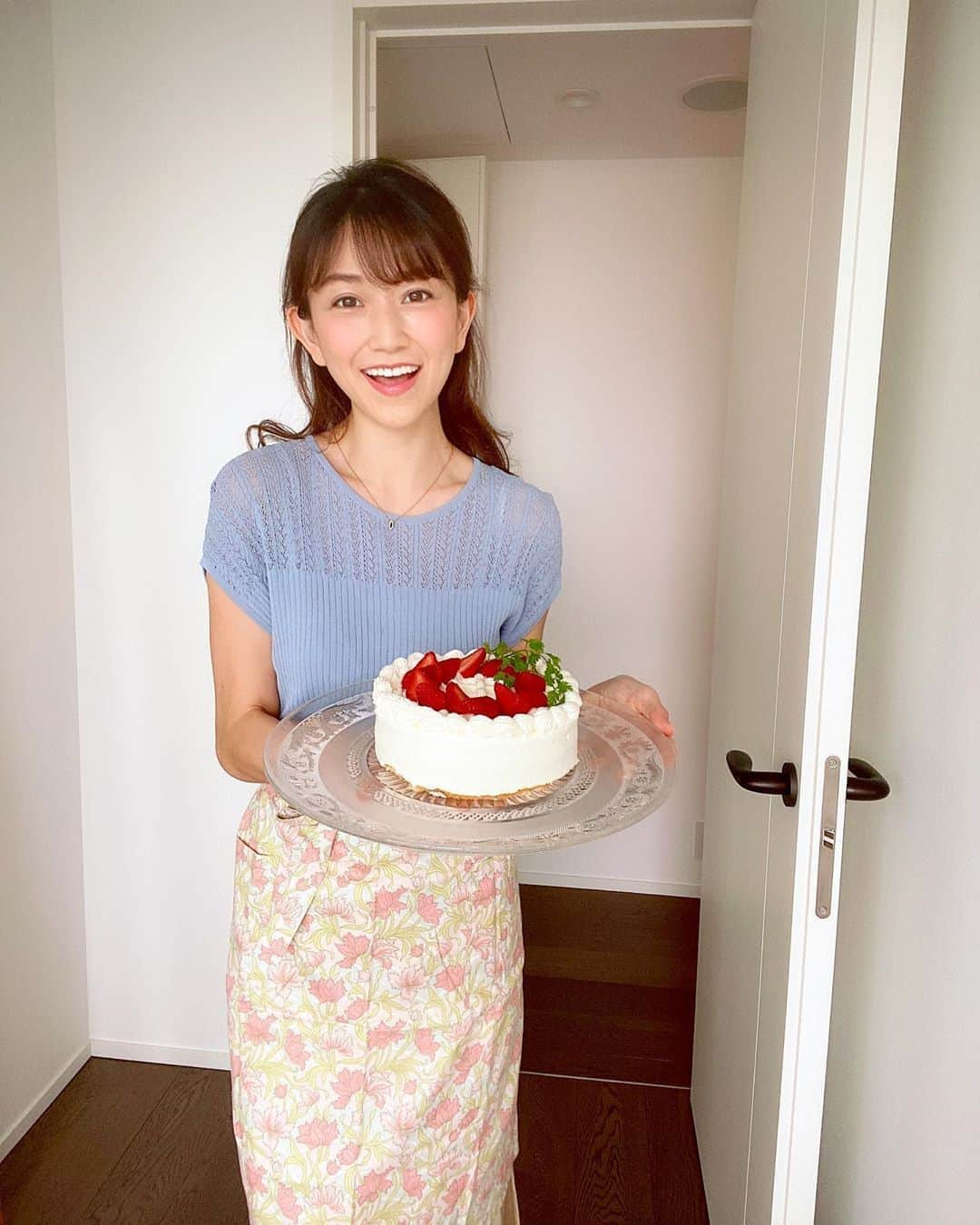 近藤しづかさんのインスタグラム写真 - (近藤しづかInstagram)「🍓☁️ . . . #goodmorning  #positivemind #positivevibes #poitivelife #haveagreatday  #🍓　#summerrecipe  #apron #pastry #cake #strawberrycake  #kitchenfashion  #おはよう　#月曜日 #今週も楽しもうね  #いつもみなさんから元気を頂いています #実は少し前はインスタ苦手だったの #みんなのおかげ  #ありがとう  #笑顔でいってらっしゃい #しづかのキレイ色コーデ  #🍰 #buongiornotutti #buongiornata #buonasettima」6月22日 9時46分 - shizuka_kondo