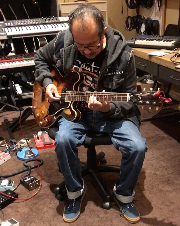 ヴィック・フエンテスのインスタグラム：「Happy Fathers Day Papa! Thanks for teaching me to play with my heart and soul❤️」