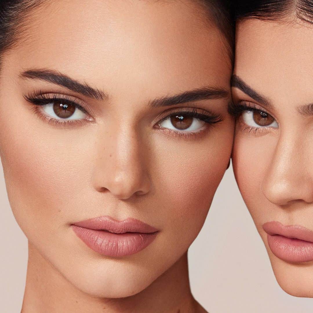 Kylie Cosmeticsさんのインスタグラム写真 - (Kylie CosmeticsInstagram)「@kendalljenner and @kyliejenner wearing Sister Sister lip blush kit from the KENDALL X KYLIE collection launching in just 5 days! who’s ready? 🤍」6月22日 9時49分 - kyliecosmetics
