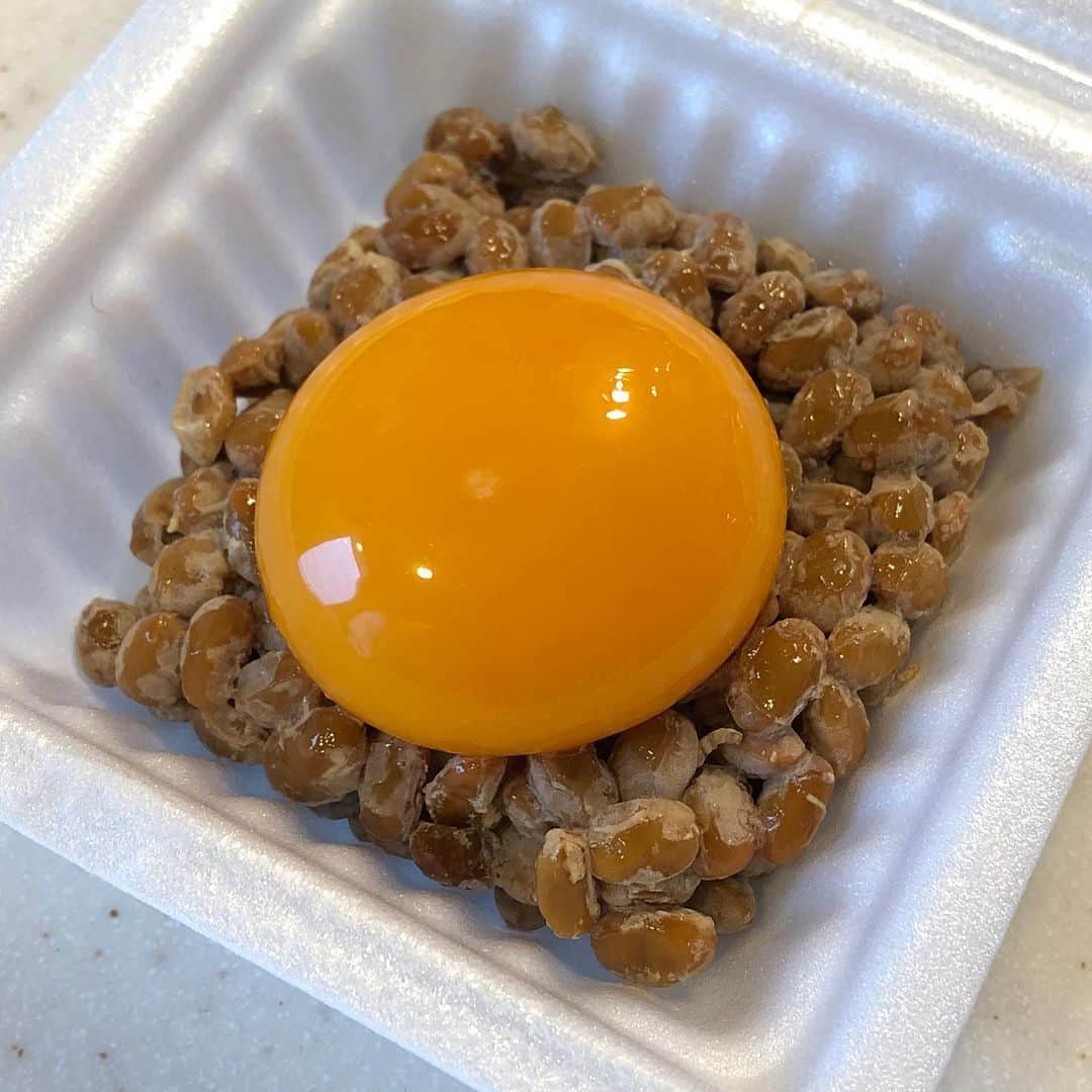 北広アキさんのインスタグラム写真 - (北広アキInstagram)「納豆ご飯で食べる時、黄身を入れて食べるのが好きで、今日はあまりにもキレイに乗っかったのでパシャ♪(笑)😊 まるで笑ってるように見える。 今日も一日がんばろう！と言われてるみたい☺️ #納豆 #納豆ご飯 #納豆に黄身」6月22日 9時50分 - aki_kitahiro