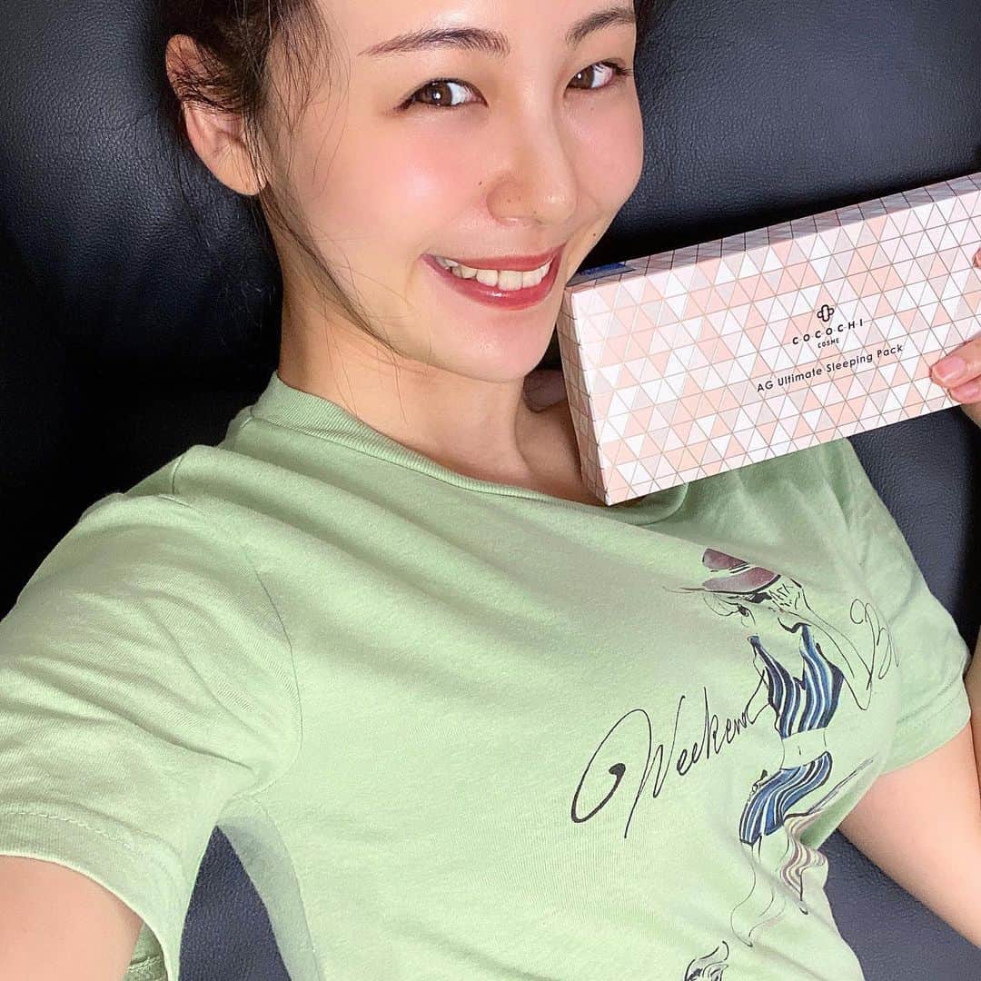 のインスタグラム：「洗い流さず寝ただけで、、 スワイプしてね▶︎▶︎▶︎ ・ ・ ・ #りーまる #サロモ #サロンモデル #インフルエンサー #フリーモデル#撮影データ #撮影モデル募集 #広告モデル ・ ・ ・ ・ ・ 翌朝ぷるぷるお肌が手に入る、 @cocochicosme  のスリーピングパック😪💓 ・ ・ ・ ・ ・ 使い方はとても簡単で 夜のお手入れの最後に塗って寝るだけ🐶✨ ・ ・ カプセルの中身はジェルとクリームが入ってるので自分で混ぜて塗るんだけど、その工程もすごく楽しかったです☺️💓 ・ ・ ・ とにかくこのパックすると 翌日のお肌潤いキープがいいのがお気に入り🥰 （プロテオグリカンを始め、ほんと潤いに強い！成分見て納得でした😮✨） ・ ・ ・ 敏感肌にはつらいマスク生活ですが、 最近気づいたのが保湿しっかりがんばるとそこまで肌荒れしないことなんです😳💐 ・ ・ なのでこれからも スペシャルケア含めしっかり保湿頑張りたいと思います✊✨ ・ ・ ・ ・  #cocochicosme #ココチコスメ#agアルティメット #AGアルティメットスリーピングパック #修復 #抗糖化 ・ ・ ・ ・ #ヘアアレンジ #ポートレートモデル #被写体#カメラマンさんと繋がりたい #女子力アップ#肌ケア#美活#美容好きな人と繋がりたい #コスメ好きさんと繋がりたい#透明感#GUコーデ#すっぴん#スキンケア#保湿 #綺麗になりたい#뷰티스타그램」