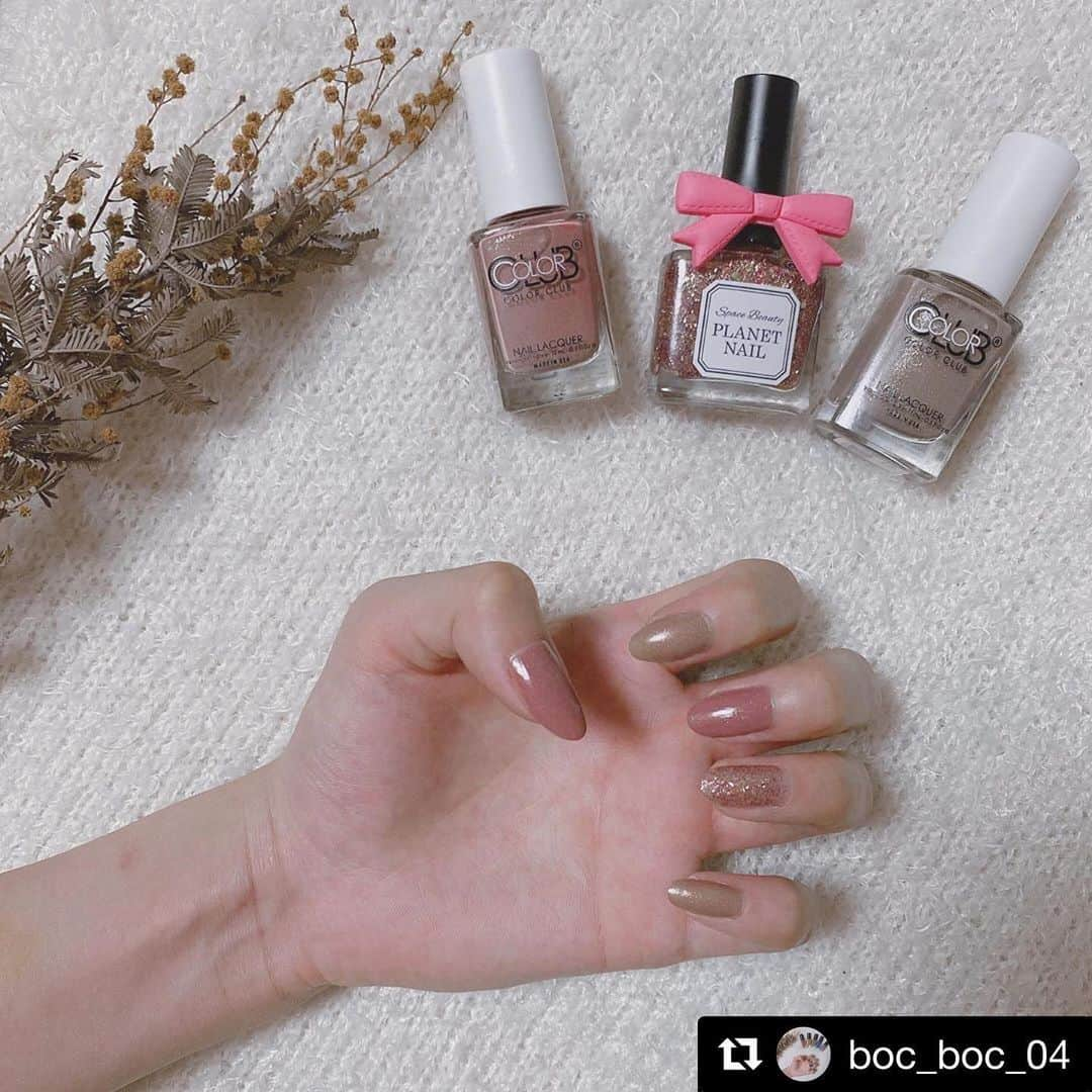 【PLANET NAIL（プラネット ネイル）】公式さんのインスタグラム写真 - (【PLANET NAIL（プラネット ネイル）】公式Instagram)「@boc_boc_04 さん PLANET NAIL Basic Line PLB27 #銀河の遊歩道 を使用したネイルアレンジのご紹介ありがとうございます💅 ・ 2020年春の新色 #Repost @boc_boc_04 with @get_repost ・・・ ' @planet.jp 様よりお声がけいただき ポリッシュ3種類を頂きました★！ ' 今回選ばせていただいたのは PLB15 / #巡る流星群 PLB24/ #深海の空中庭園 PLB27/ #銀河の遊歩道 (春の新色) ' その中で #銀河の遊歩道 を薬指に 使ってみたんだけどすんごいかわいい！ 韓国のアイシャドウのラメみたいに 大粒でぎらんぎらんなの(語彙力) プラネットネイルはラメが本当に かわいいのと名前がどれもかわいい😭 ' カラークラブは誕生日に彼氏が プレゼントしてくれるはずだったのが 先日やっと手元に届いたので早速使った！ わいの好きな色味分かってる流石👏🏻 ' ' color club ピンクベージュ / アンティークローズ ' PLANET NAIL PLB27 (銀河の遊歩道) ' ' #PR  #おしゃれさんと繋がりたい #邦ロック好きな人と繋がりたい #せるふねいる #セルフネイル #セルフネイル部 #nailcolor #nailstagram #セルフネイル記録  #ドライフラワーのある暮らし #手元くら部  #プチプラネイル #ネイルサークル #プラネットネイル #planetnail #カラークラブ #colorclub #ピンクネイル #ラメネイル」6月22日 9時50分 - planet.jp