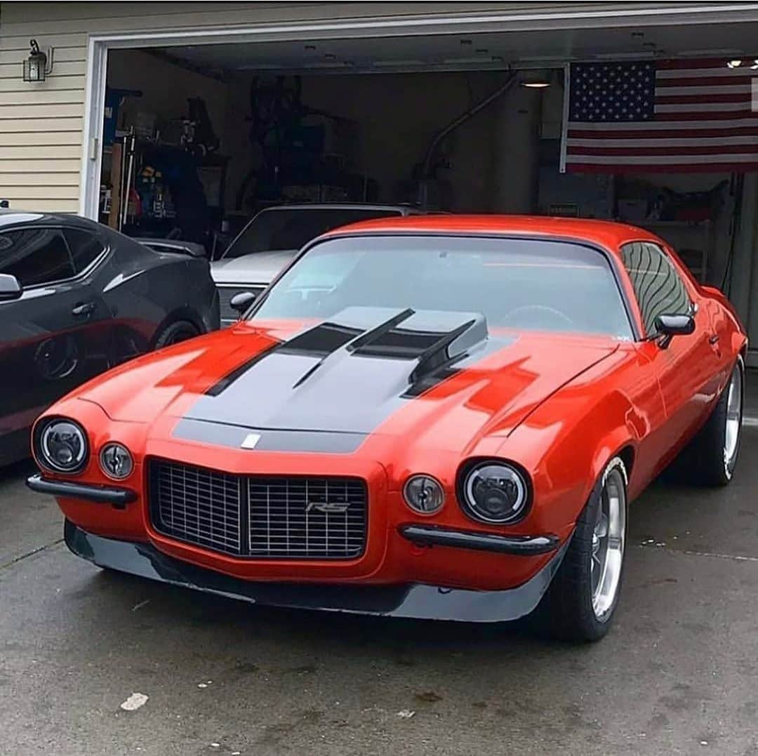 Classics Dailyさんのインスタグラム写真 - (Classics DailyInstagram)「#ClassicsFeature _____ This '70 Split Bumper Camaro is absolutely gorgeous. _____ #classiccar #musclecar #hotrod #protouring #prostreet #restomod #classicsdaily #streetrod #streetcar #customcar #hotrods #streetrods #camaro #splitbumper」6月22日 10時01分 - classicsdaily