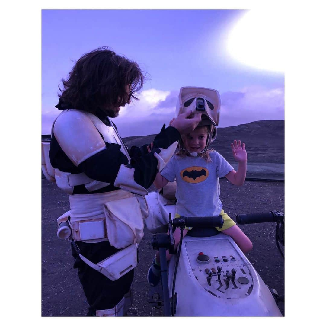 オリヴィア・ワイルドさんのインスタグラム写真 - (オリヴィア・ワイルドInstagram)「You may have punched Baby Yoda, but it was worth it for this moment of the world’s greatest set-visit. Dads rule. Happy Fathers Day. ❤️」6月22日 1時08分 - oliviawilde