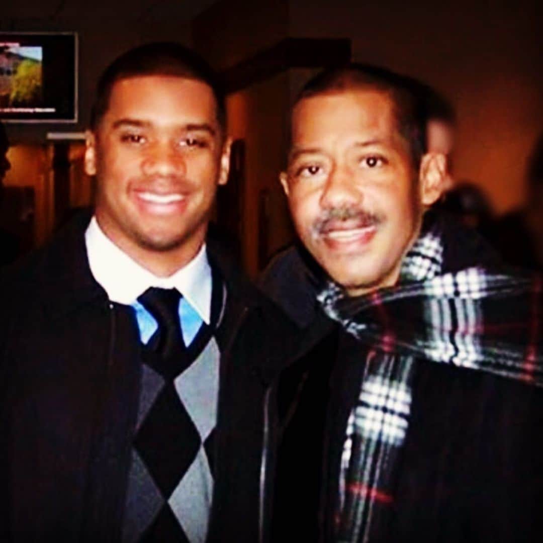 ラッセル・ウィルソンのインスタグラム：「There are no words that can describe how I feel about you. The only wish I have is to see you again. Love you Dad. #HappyFathersDay ❤️🖤❤️.」
