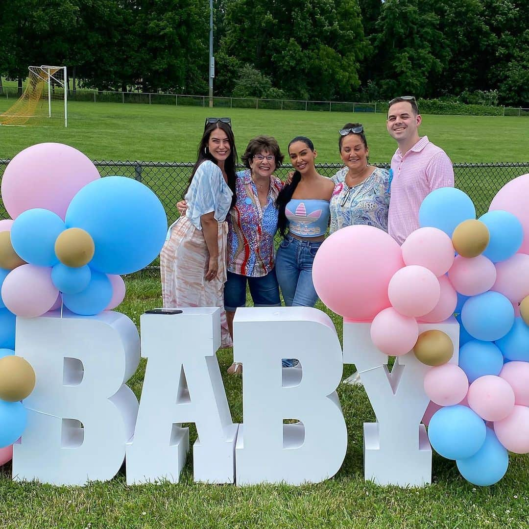 Carli Bybelさんのインスタグラム写真 - (Carli BybelInstagram)「MY HEART IS SO FULL!!!!! I’m going to be AN AUNT!!!!!!! I love you both so fricken much @innerbeautybybel @bee_rett 💙💙💙💙💙 👶🏻 boy coming December 2020 😩😩😍😍」6月22日 1時13分 - carlibel