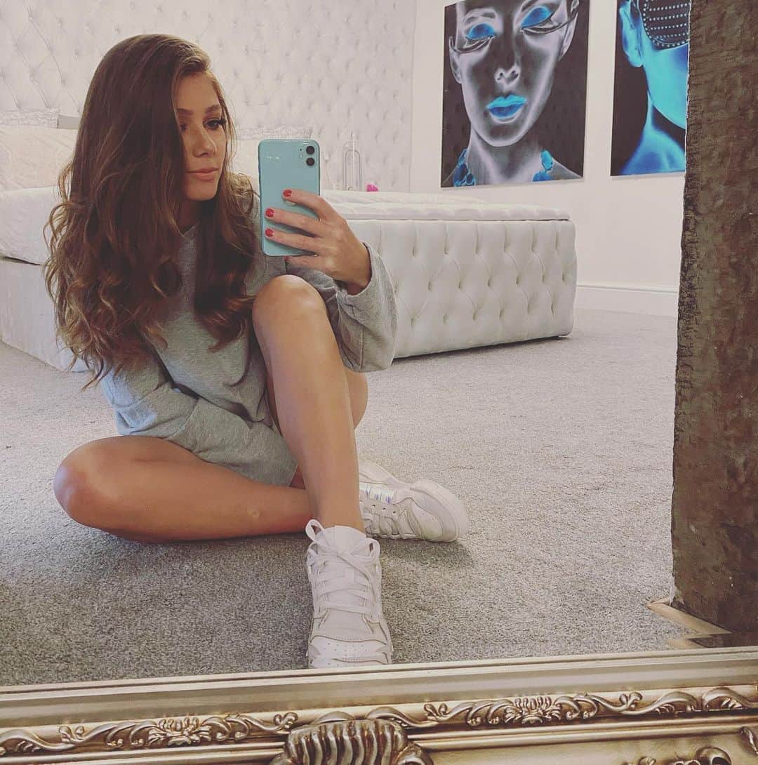 ニッキー・サンダーソンのインスタグラム：「My hair has been like this 0.00001% of lockdown. The other 99.99999% it has been in a greasy bun on my head... #lockdownlook #lockdownhair #confession #mirrorselfie #wavyhair #greasyhair #oversizedjumper #trainers #bedroom #bedroommirror」