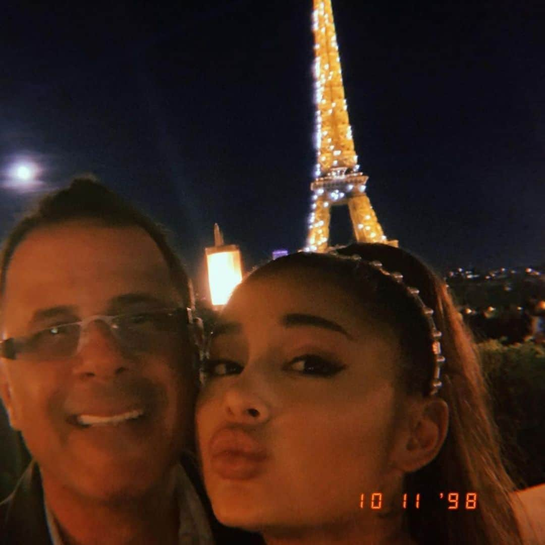 アリアナ・グランデさんのインスタグラム写真 - (アリアナ・グランデInstagram)「i am so proud to be your daughter @edbutera ! i don’t think i’ll ever really be able to articulate the depth of joy and wholeness i have felt thanks to these moments together. i’m so grateful every day ! i can’t wait for more adventures and am so incredibly proud of our journey. every part of it !! 🖤 thank u for making so many trips to see me when i am on the road and just need a hug. thank u for always knowing what to say and making me laugh on facetime, for communicating only via “best in show” quotes sometimes and for being such a light in my life. happy father’s day !!!!! 🚤 🎣」6月22日 1時15分 - arianagrande