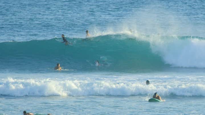 カリッサ・ムーアのインスタグラム：「Happy Father’s Day Dad! On most days you can find my dad sitting on the beach or in the inside of a lineup on one of my boards watching. He is incredibly selfless and generous with his time, always putting others, including myself first. I am so grateful for the time we’ve spent together and having a dad so unconditionally invested and present in my journey. He will never say it but he was one of the best open water swimmers in Hawaii and still is an amazing swimmer and body surfer. We were out in the water the other day and dad got this one. He’s a quiet guy. Humble. Hard worker. He rarely talks about or celebrates himself but this one wave he bragged with a grin was one of the best body surfing waves he’s ever ridden. So stoked @swellpatrol captured it!! Love you forever dad. Our relationship is imperfect at times but it is beautiful and I am so fortunate to have you in my life. ❤️」