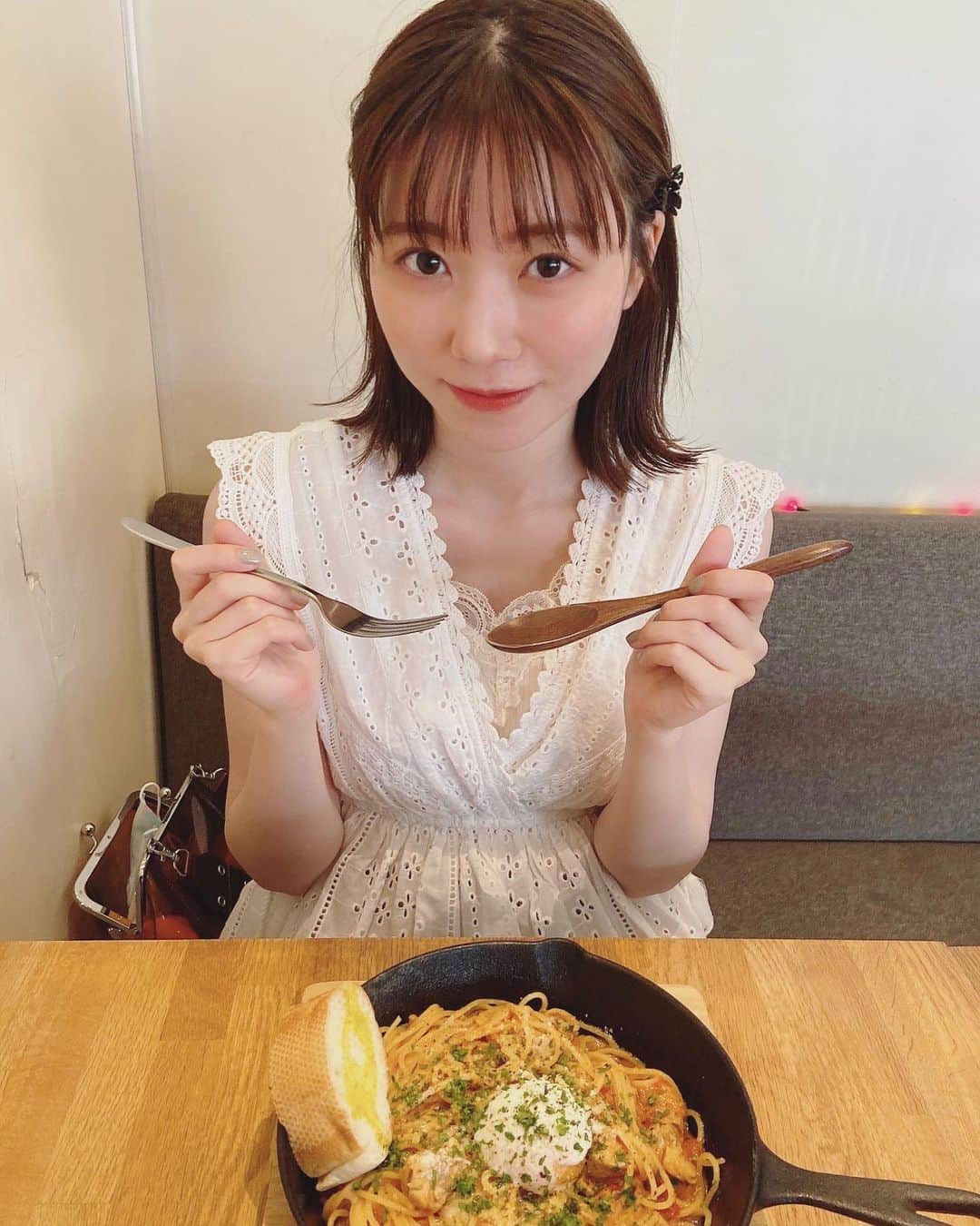 駒田京伽さんのインスタグラム写真 - (駒田京伽Instagram)「💐🍑💐 最近(というか前から) 牛江桃子さん事ももちさんが 大好きでYouTubeとかInstagramとか 見まくってます🍑  メイクとかファッションとか凄く 勉強になるの、もももちさんが おすすめしてたお洋服買ってみた🍑  おすすめしてたの買っときゃ間違い無いと思ってる🍑笑  ２枚目はパッと入ったお店で食べたパスタ🍝  #福岡 #牛江桃子  #ももちのクセが強すぎた  #ももち #gu#mercuryduo  #よくみたらバックの中汚い」6月22日 1時21分 - hiroka_komada