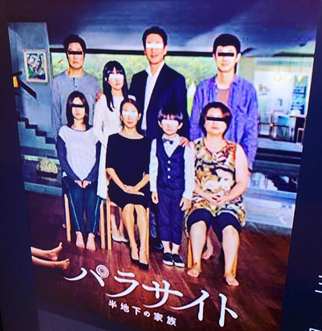 森なな子さんのインスタグラム写真 - (森なな子Instagram)「映画館で観るタイミングを逃し、配信スタートしたので早速観ました。 面白かった！ 思ってたよりコメディ寄りなのかなと思いきや、中盤からサスペンス&バイオレンス要素てんこ盛りでジェットコースターみたいな展開、ハラハラしながら目が離せませんでした。 傍から見たら何故そんな事をするのか他人には理解できない言動も、ちゃんと理由があるんだよね。〝におい〟とか、きっかけさえあれば..。 考察いろいろあるみたいなので読み漁ろうと思います。 ※70年代の韓国って建築基準法で地下室作るの義務だったんですね。知らなかった。 劇中で家政婦さんが〝建築家の先生が悲しいことに〟的な事言ってたから何でかなと思ったら、歴史的理由があったのね。 #パラサイト半地下の家族 #기생충　#parasite」6月22日 1時36分 - nanako.m1988