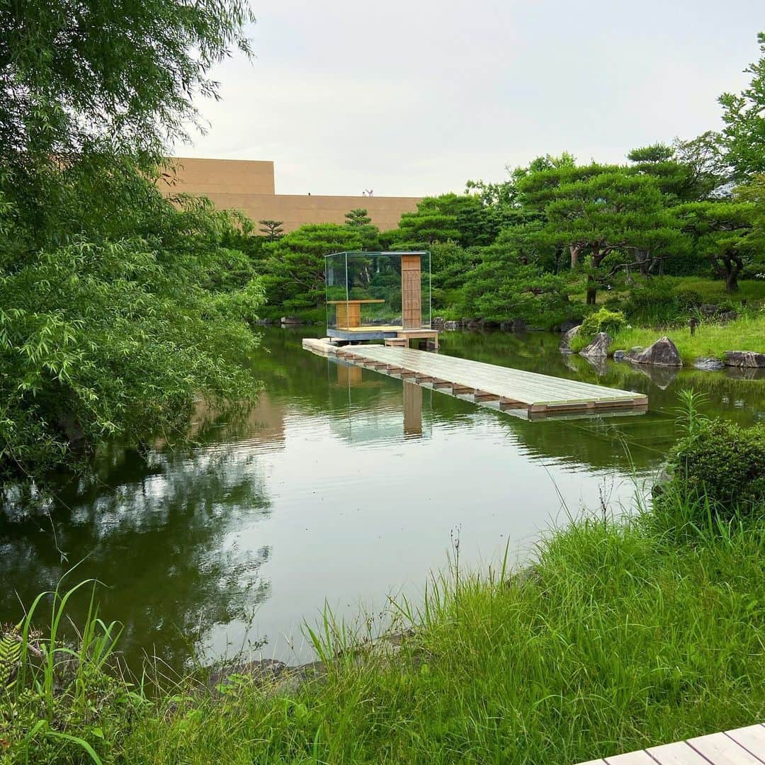 鈴木絢子さんのインスタグラム写真 - (鈴木絢子Instagram)「・ ・ 【京都パワースポット⛩】 京セラ美術館と平安神宮大鳥居、岡崎公園を散歩🐶🐶 ・ そこから足を伸ばして、京都の奥座敷・貴船神社の総本宮へ。 水と緑に囲まれて、マイナスイオンのシャワーを全身に浴びてきました🌟 ・ きふね＝氣生根は「神様の氣に触れるだけで元気がよみがえる」という意味があるそう。 ・ 樹齢千年以上の御神木に神聖な空気感がバシバシ伝わってくる奥宮、、ただならぬ雰囲気と凄みを感じます🤲 ・ ちなみにこちらのご利益は👉 #運気隆昌 #縁結び #諸願成就 とのこと。 ・ 今週末はQVC化粧品デビューもあり、 水の神様を参拝できて良かった🤗✨ ・ ちなみに神社は基本、犬連れNGですが、 こちらは抱っこで同伴OKとのことです🐶🐶 ・ ・ ・ #京都 #パワースポット #貴船神社 #龍神 #水の神様 #御神木 #貴布禰総本宮貴船神社 #平安神宮 #犬連れ京都 #マイナスイオン #滝 #湧き水 #御神水 #祈願 #商売繁盛 #絵馬発祥の地 #縁結び #納涼床 #神社ライトアップ #化粧品デビュー #親子犬 #京セラ美術館 #硝子の茶室 #現代アート #kifunejinjya #kyoto #⛩ #🐶🐶」6月22日 1時29分 - ayako_suzuki810