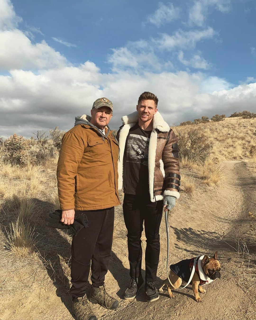 スティーブ・クックのインスタグラム：「In honor of Father’s Day let me tell you a little bit about my dad AKA Stormin Normin. Growing up If wanted to watch TV I had to do 50 push-ups during commercial breaks. If I wanted to go over to a friends house it was 100 push-ups. It where I learned to love the physical challenges. He was the reason I was able to bench 225 lbs in the sixth grade. He was stubborn, hardheaded and made us work, like all good dads. There was no good reason to sleep in on Saturdays or to be inside on a nice day. At the time I didn’t like it, but looking back I’m so grateful to have had a dad that taught me how to work hard and that family comes first. HAPPY FATHERS DAY!」