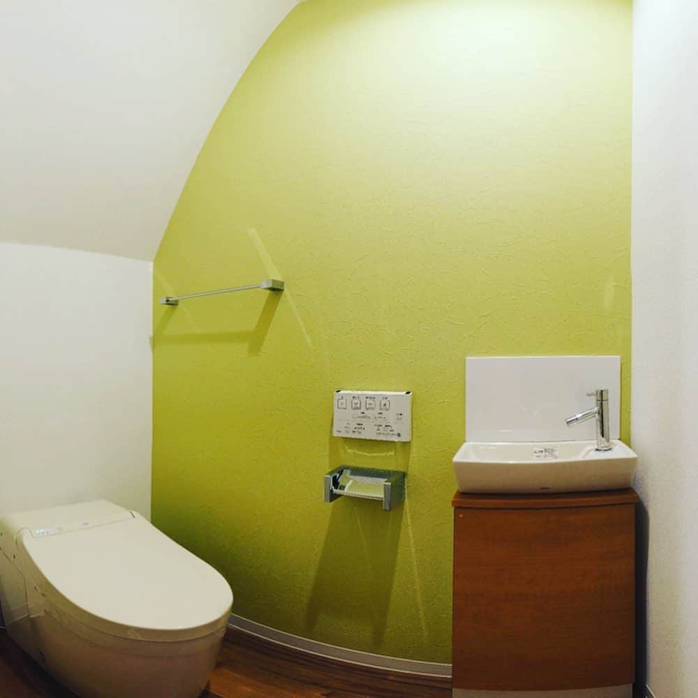 LABOdezaoさんのインスタグラム写真 - (LABOdezaoInstagram)「#オウチノコトカンガエル 【vol.7  アクセントクロスの楽しみ方〜トイレ編】 🔶色別の壁紙事例2️⃣ 色からアクセントウォールを考えてみましょう。トイレに向いている心理効果の高い色は以下の通り。迷われた時のご参考までに。 トイレでオススメの心理効果を持つ色は 🟡黄色（オレンジ色） 🟢緑色 の2色。黄色・オレンジには腸を活発にする働きがあり、緑には腸を整える働きがあると言われています。トイレの壁紙にオススメの色とされます。 🟢緑色の壁紙  黄色と同じく少し使いづらい印象のある緑色の壁紙ですが、多少くすんだ色を上手に用いると洗練されたイメージになります。  トイレは狭く囲われた籠り空間のような特徴も。赤ちゃんがお腹にいた時のような程よい狭さに安心感を感じられる方も多いようです。また誰も入ってこないという安心感からリラックスできる空間としては究極のスペース。そんな空間だからこそ心理的に安定感を与える、落ち着きのある緑色はふさわしいアクセントカラーと言えるでしょう。  #トイレインテリア   #おうち時間 #おうち時間を楽しもう  #アクセントクロス　#アクセントウォール  #トイレ #ライフスタイルリノベーション　 #マンションリノベーション #デザオ建設 #デザオ #DEZAO  #DsLABO # 戸建リノベーション #リノベーション #リフォーム  #注文住宅  #家 #住宅 #建築 #暮らし #マイホーム計画 #インテリア #デザイン #家づくり ＊デザオ建設のリフォーム、詳しい情報はこちらからどうぞ → @dezaoreform」6月22日 1時29分 - dezaoreform