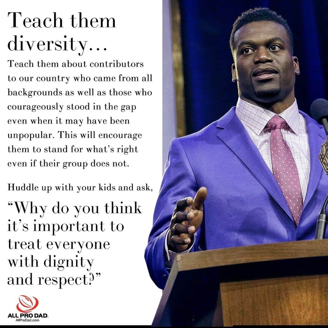 NFLさんのインスタグラム写真 - (NFLInstagram)「Racial Tension: What are we teaching our children? — by @benjaminswatson (via @allprodad) ⁣⁣ ⁣ #InspireChange | #NFLDads」6月22日 1時30分 - nfl