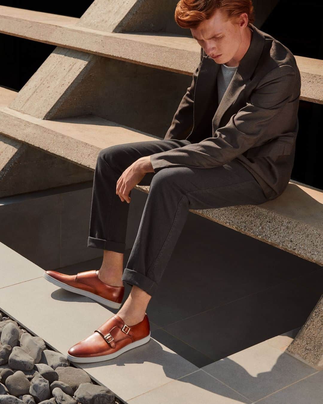 サントーニのインスタグラム：「Fine leather, signature Santoni double buckles and a clean white sneaker sole.  #Santoni #madeinSantoni」