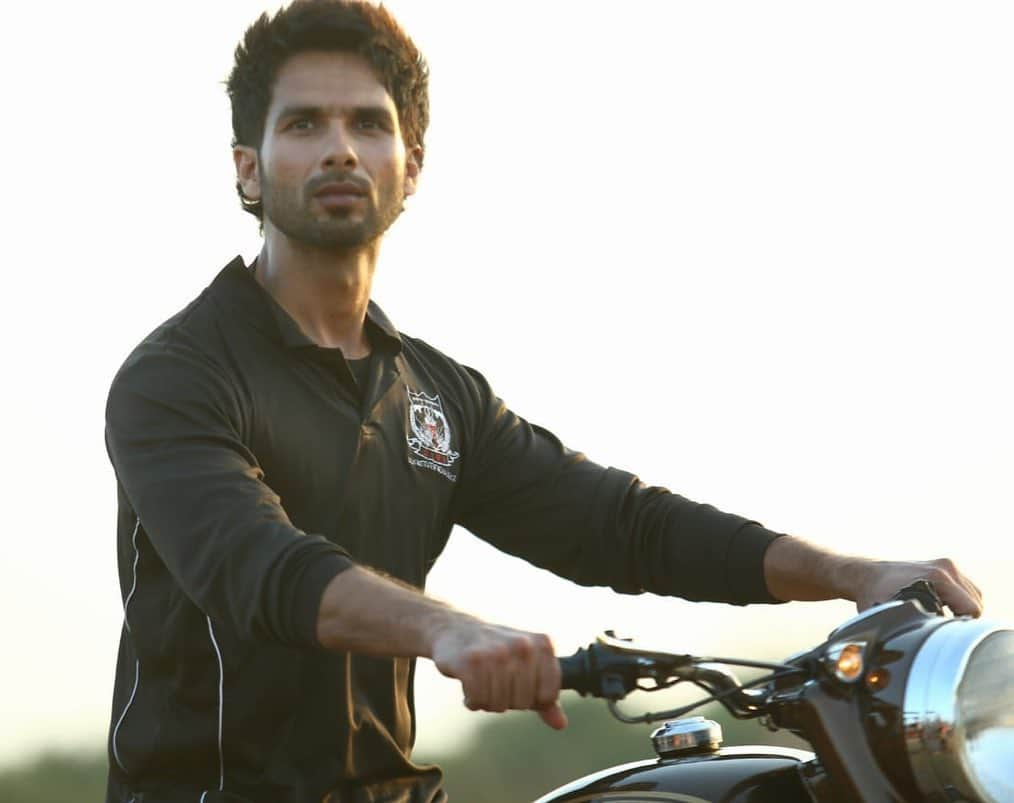 シャーヒド・カプールさんのインスタグラム写真 - (シャーヒド・カプールInstagram)「To all those who gave so much overwhelming love to such a complex, conflicted character. Thank you.  #kabirsingh was never just a film to me.. it was an emotional arc that was raw.. bare.. unabashed .. honest .. fearless .. REAL!! In a time where people are quick to judge (others not themselves ) you understood him. You understood our interpretation of the angst of a broken heart. This one will always be special. So so special.  And it would just not have been possible without @kiaraaliaadvani , @sandeepreddy.vanga , @muradkhetani and @ashwinvarde @bhushankumar @santha_dop , Payal  and so so many others.  Thank you all once again. And remember. Keep it real and make it count. Be kind. Be good. Spread positivity. And always believe. 🙌💕👊」6月22日 1時32分 - shahidkapoor