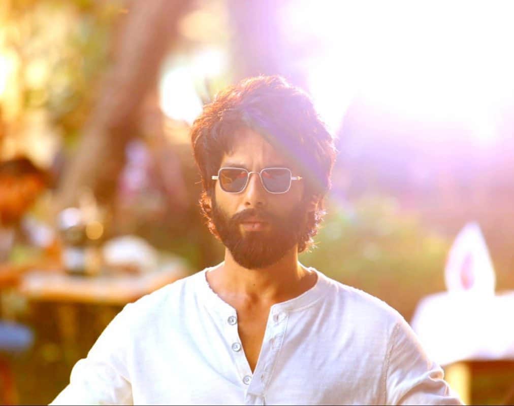 シャーヒド・カプールのインスタグラム：「To all those who gave so much overwhelming love to such a complex, conflicted character. Thank you.  #kabirsingh was never just a film to me.. it was an emotional arc that was raw.. bare.. unabashed .. honest .. fearless .. REAL!! In a time where people are quick to judge (others not themselves ) you understood him. You understood our interpretation of the angst of a broken heart. This one will always be special. So so special.  And it would just not have been possible without @kiaraaliaadvani , @sandeepreddy.vanga , @muradkhetani and @ashwinvarde @bhushankumar @santha_dop , Payal  and so so many others.  Thank you all once again. And remember. Keep it real and make it count. Be kind. Be good. Spread positivity. And always believe. 🙌💕👊」