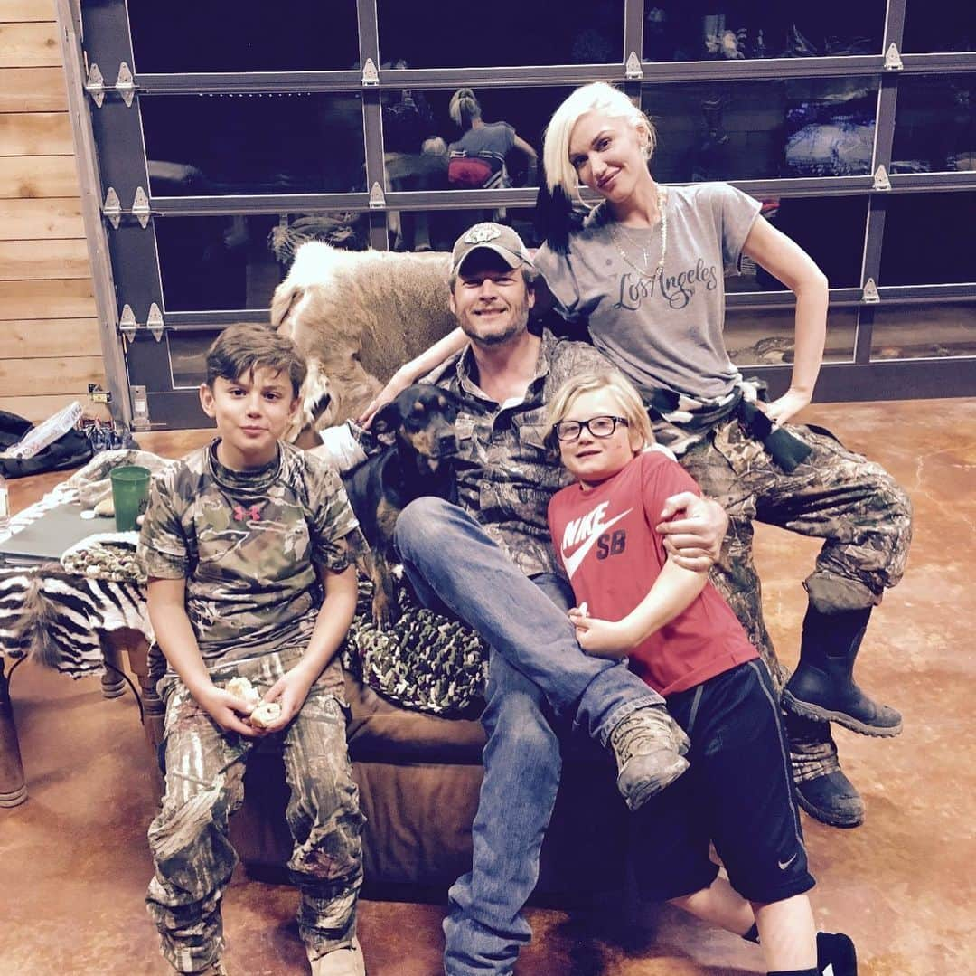 グウェン・ステファニーさんのインスタグラム写真 - (グウェン・ステファニーInstagram)「happy father’s day @blakeshelton thank u for helping me raise these boys!! #weloveyou! G❤️K❤️Z❤️A gx」6月22日 1時41分 - gwenstefani